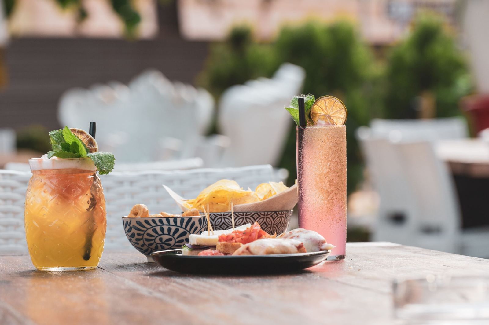 Tavolo esterno del Pappafico con cocktail e stuzzichini