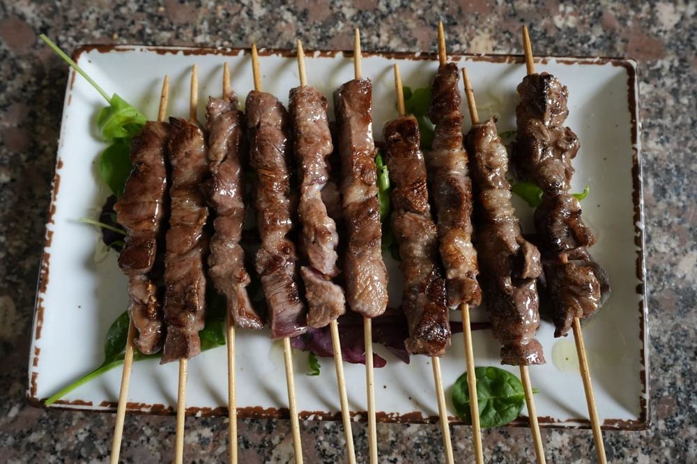 Arrosticini abruzzesi di pecora serviti al Pappafico