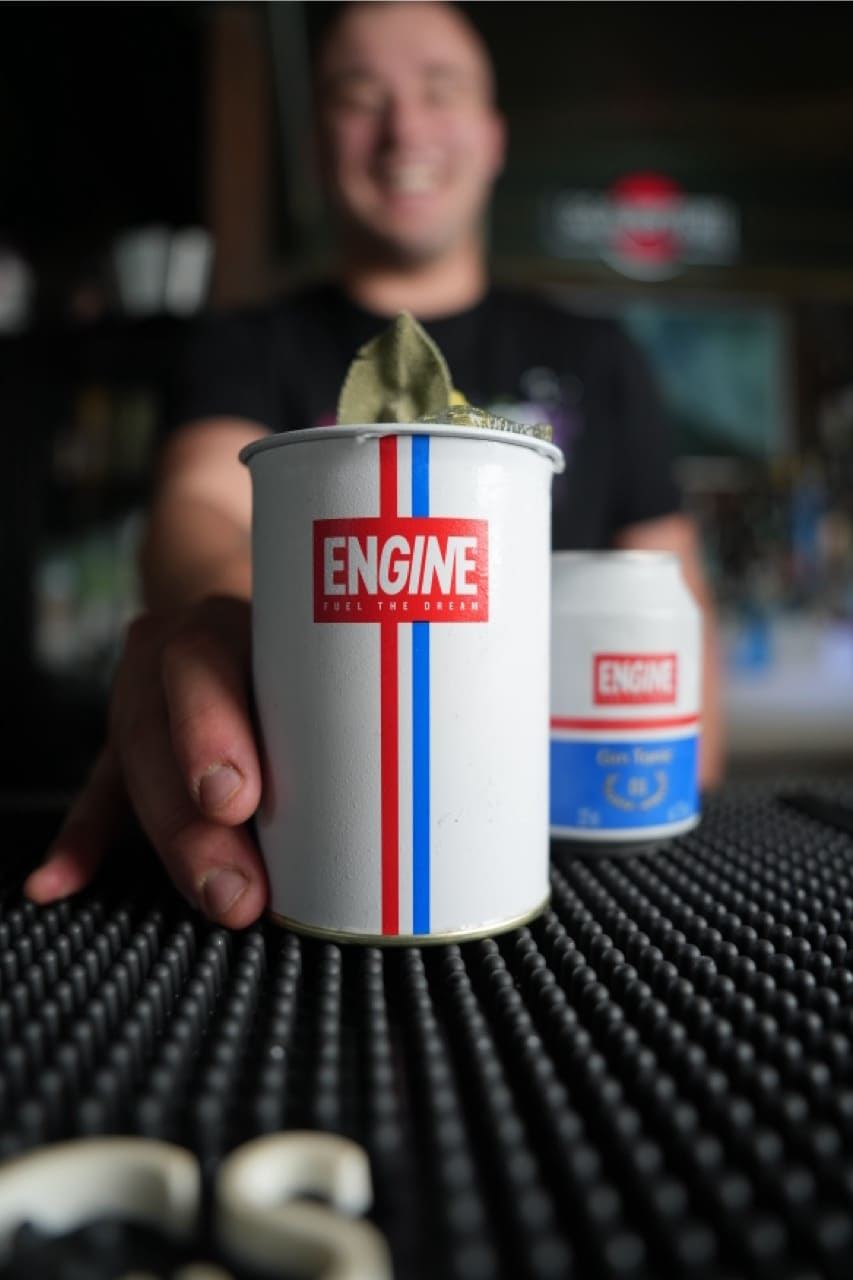 Il barman del Pappafico dietro al bancone