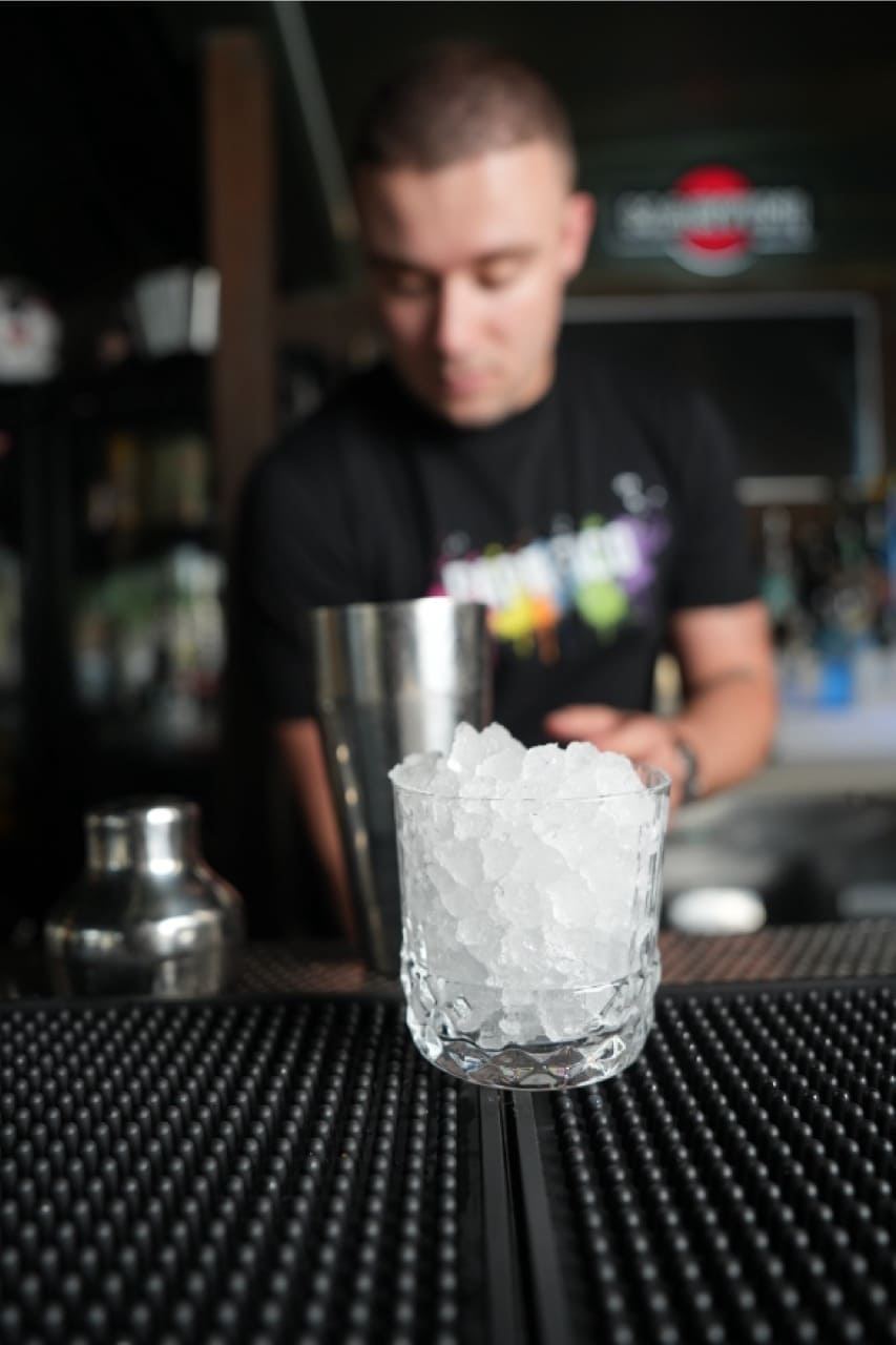 Barman con shaker e ghiaccio al Pappafico