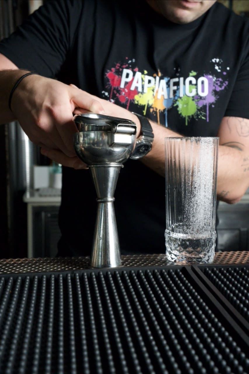 Barman del Pappafico mentre prepara un cocktail