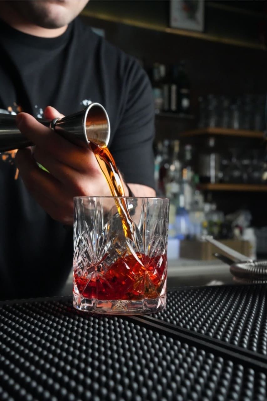 Cocktail versato al bancone del Pappafico a Peschiera del Garda