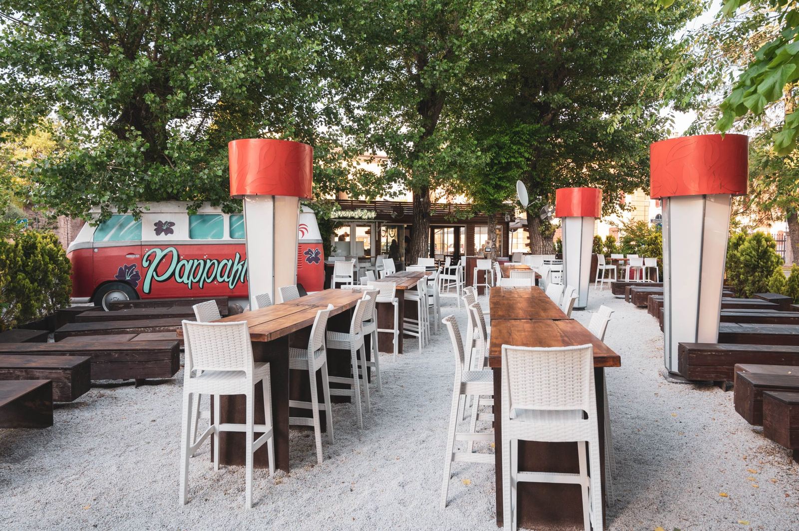 Giardino estivo del Pappafico con tavoli all’aperto