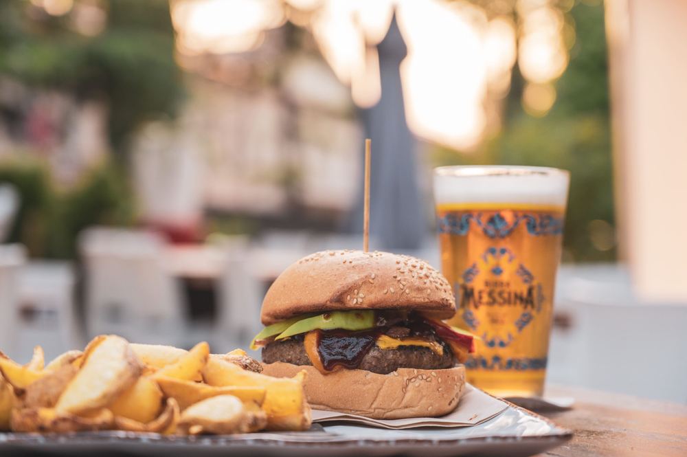 Hamburger e birra serviti nel giardino del Pappafico